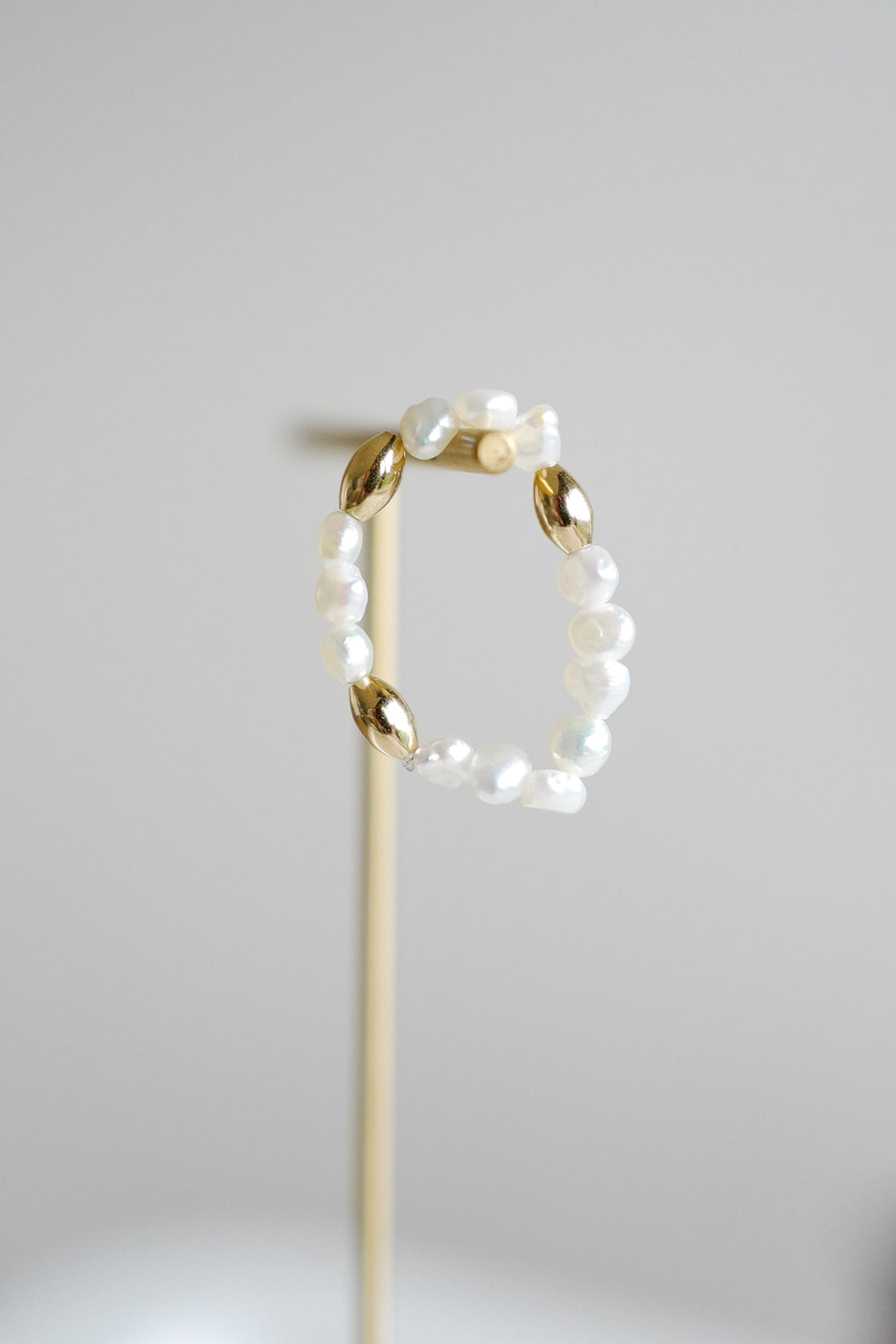 Ava Baroque Pearl Gold Bead Elastic Ring