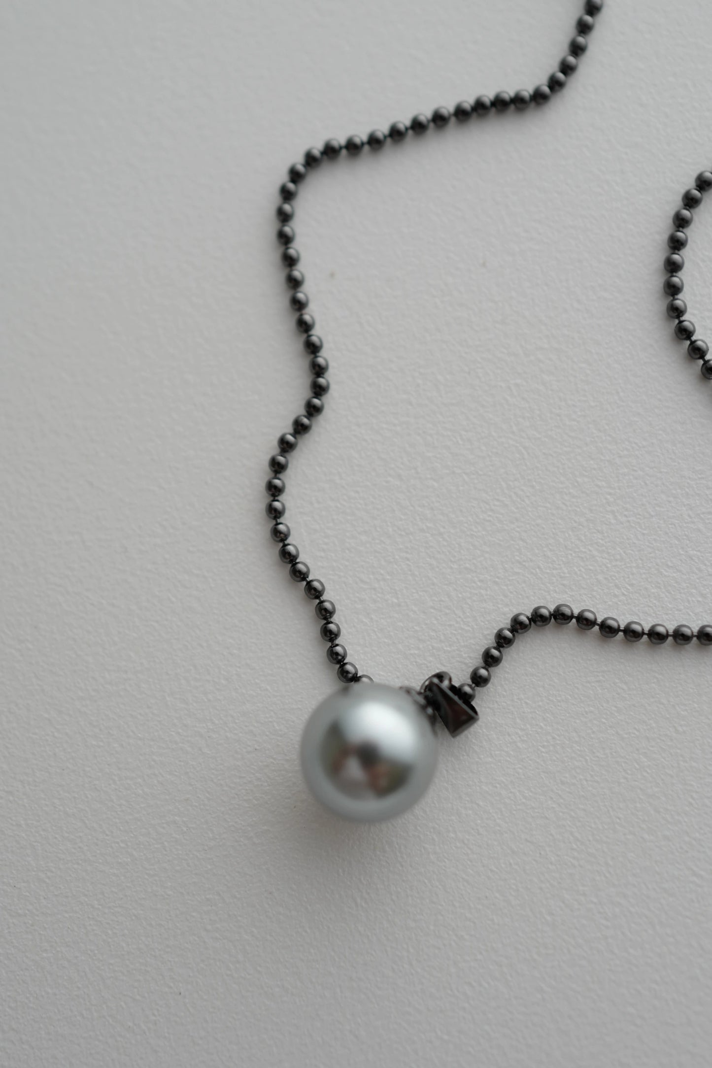 Elise – Black-Toned Silver Necklace with Single Pearl Pendant