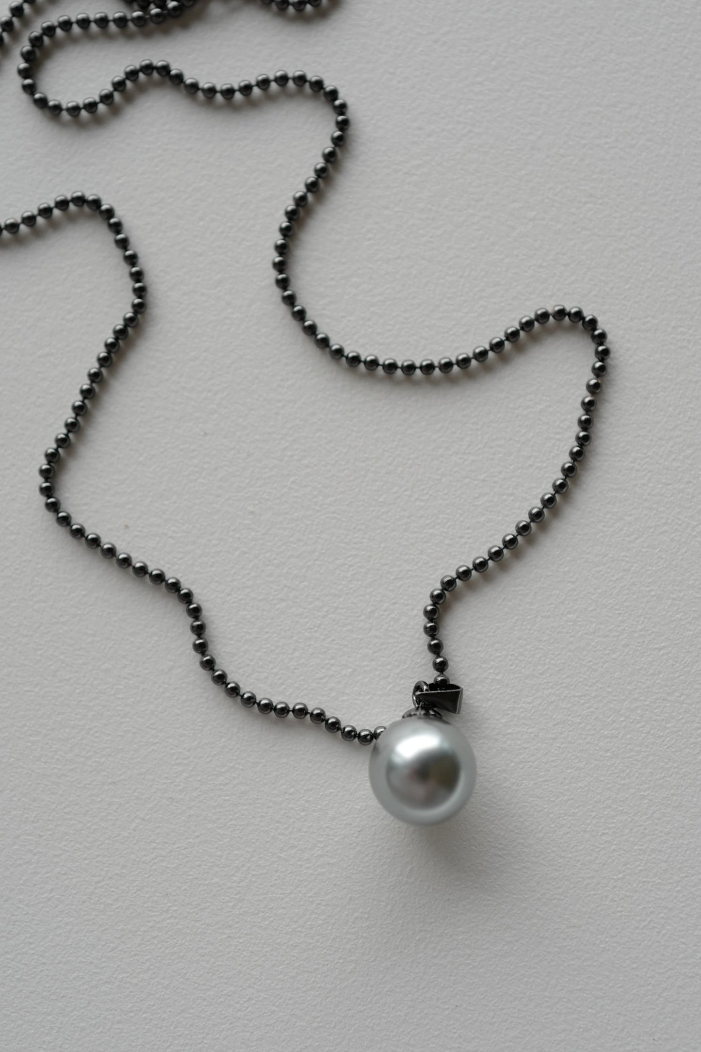 Elise – Black-Toned Silver Necklace with Single Pearl Pendant