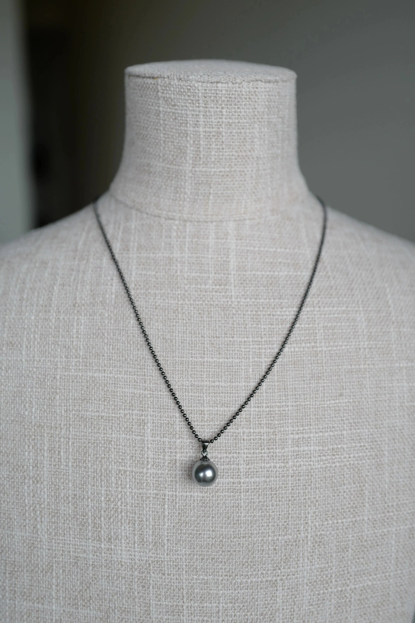 Elise – Black-Toned Silver Necklace with Single Pearl Pendant