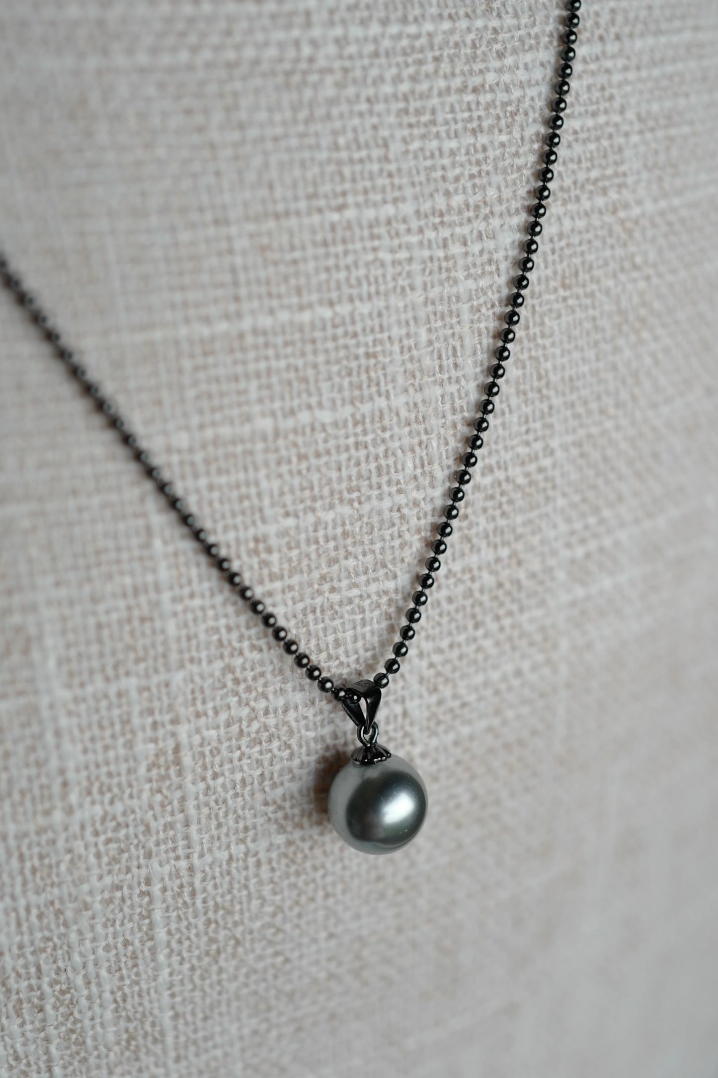 Elise – Black-Toned Silver Necklace with Single Pearl Pendant