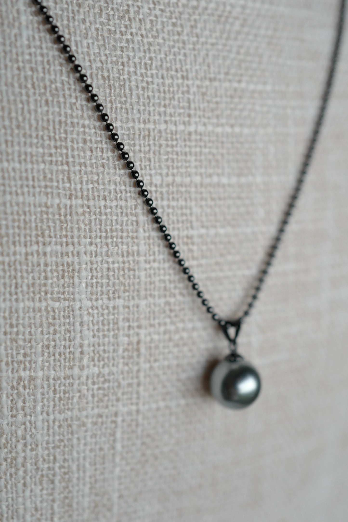 Elise – Black-Toned Silver Necklace with Single Pearl Pendant